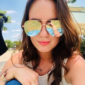 Meet your Posher, Cassandra